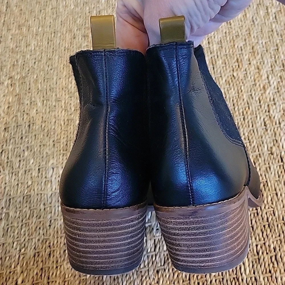 CROWN VINTAGE black leather ankle boots.  2